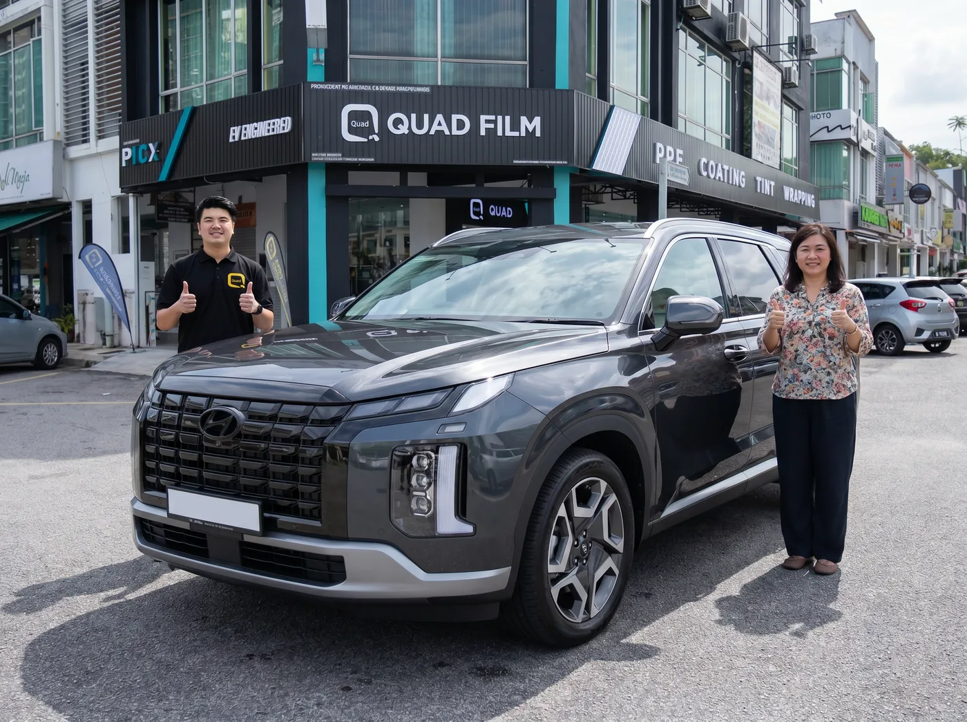 Pasukan Quad Film bersama pemilik Hyundai Palisade selepas pemasangan PPF