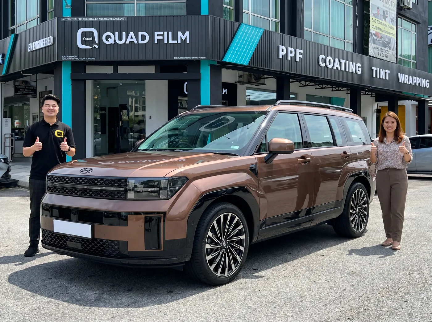 Quad Film 团队与 Hyundai Santa Fe 车主在 PPF 安装后合照