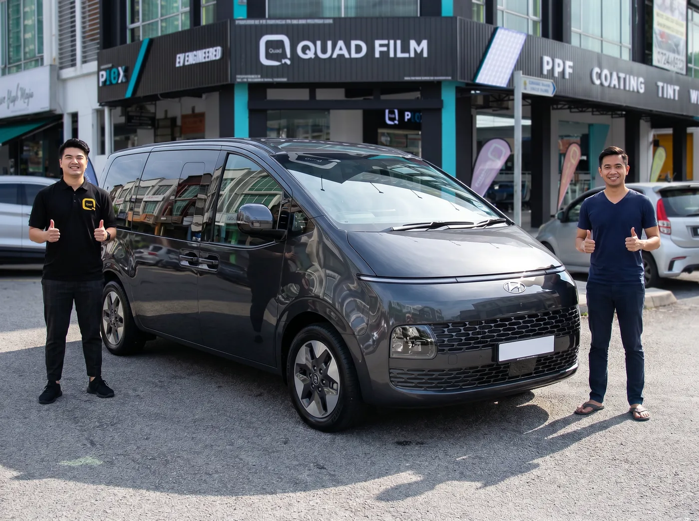 Quad Film 团队与 Hyundai Staria 车主在 PPF 安装后合照