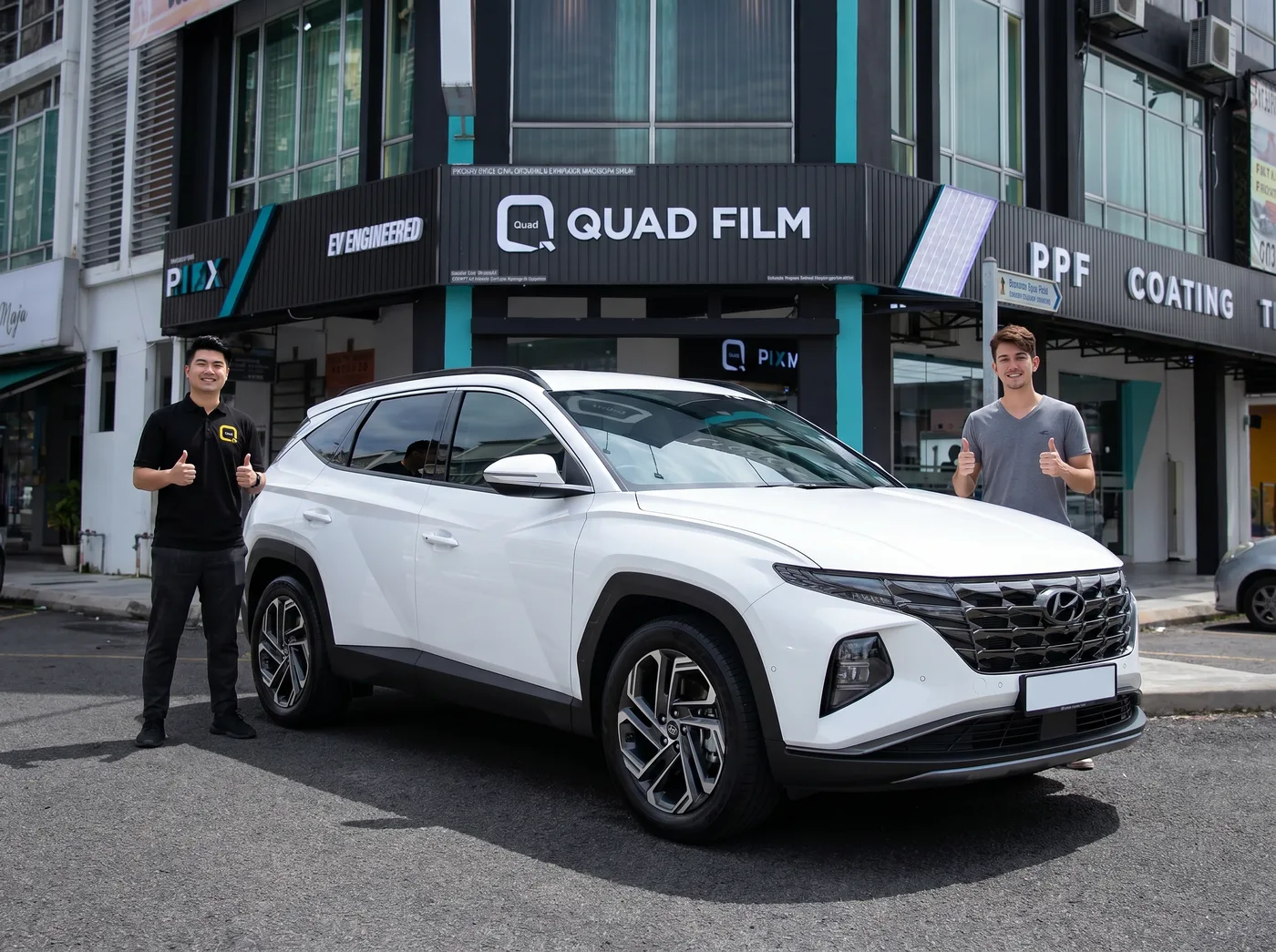 Pasukan Quad Film bersama pemilik Hyundai Tucson selepas pemasangan PPF