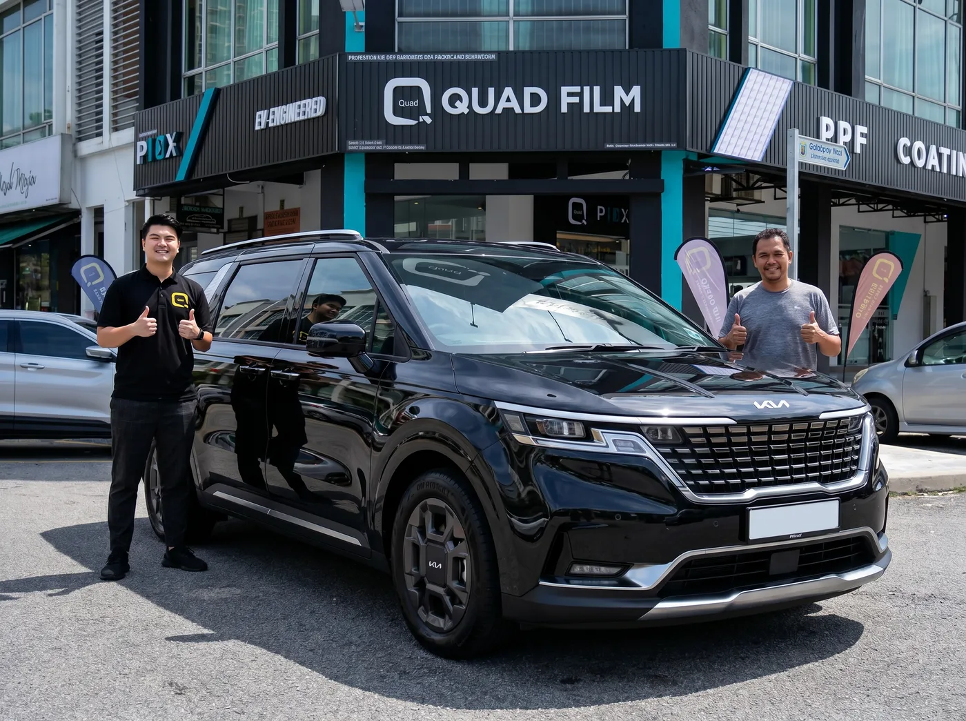 Pasukan Quad Film bersama pemilik Kia Carnival selepas pemasangan PPF
