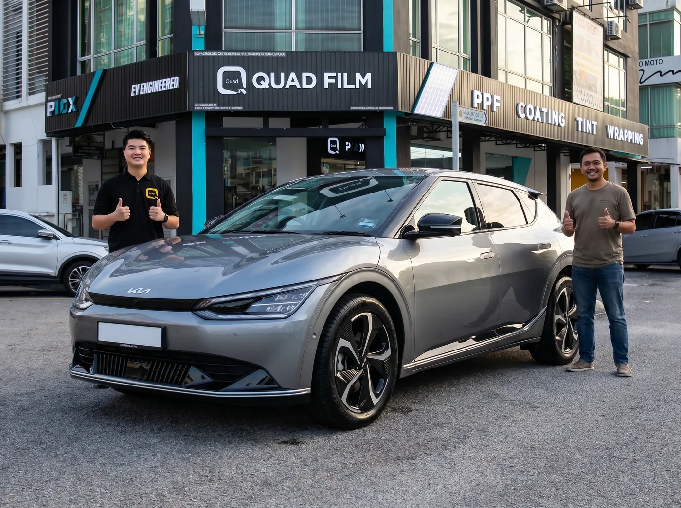Pasukan Quad Film bersama pemilik Kia EV6 selepas pemasangan PPF
