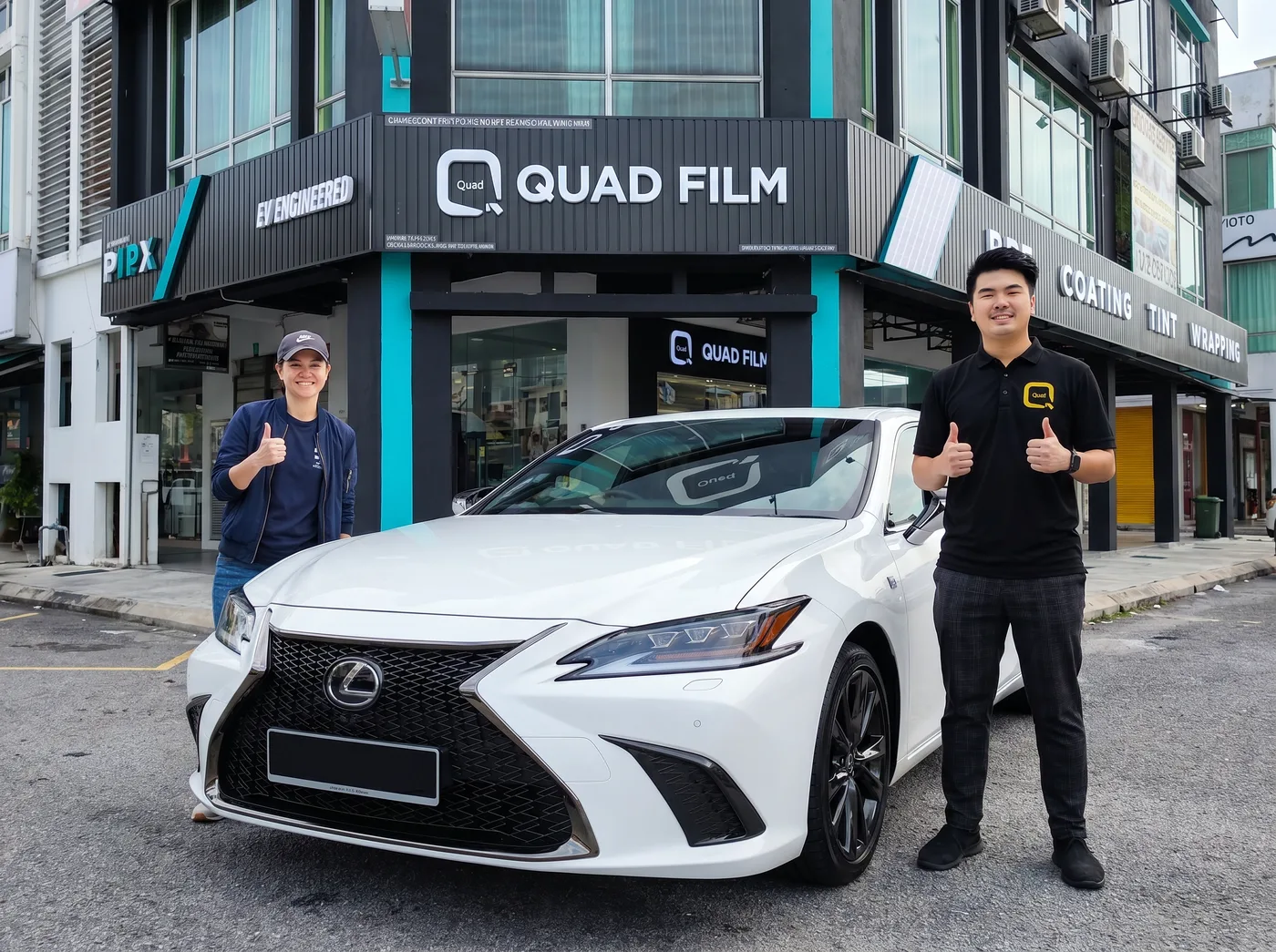 Quad Film 团队与 Lexus ES 车主在 PPF 安装后合照