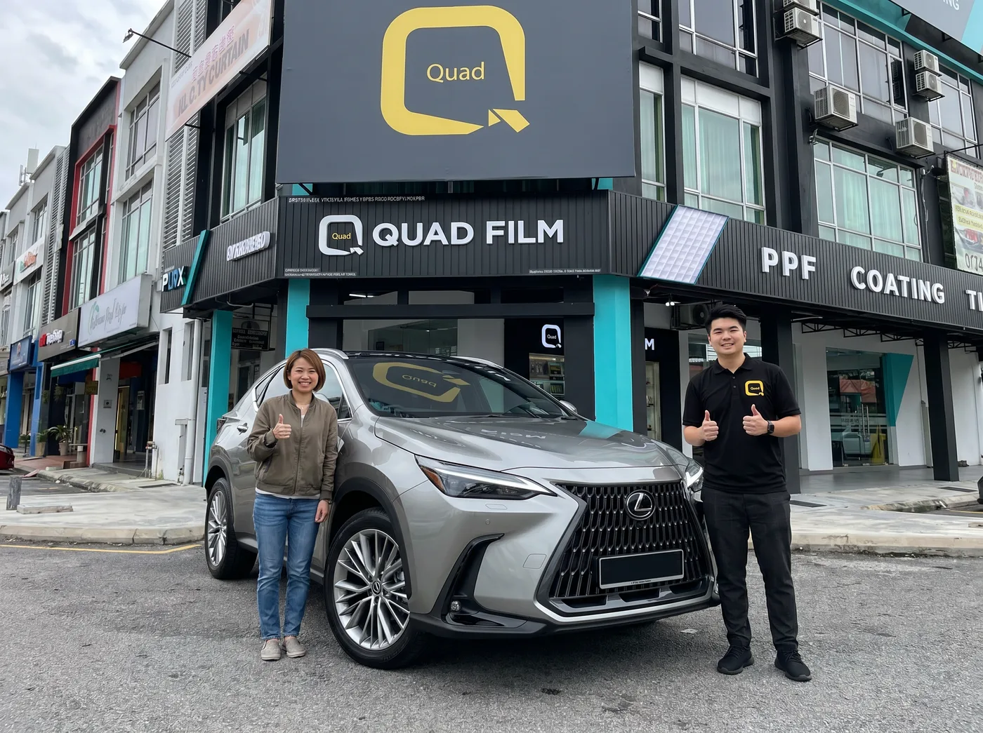 Quad Film 团队与 Lexus NX 车主在 PPF 安装后合照