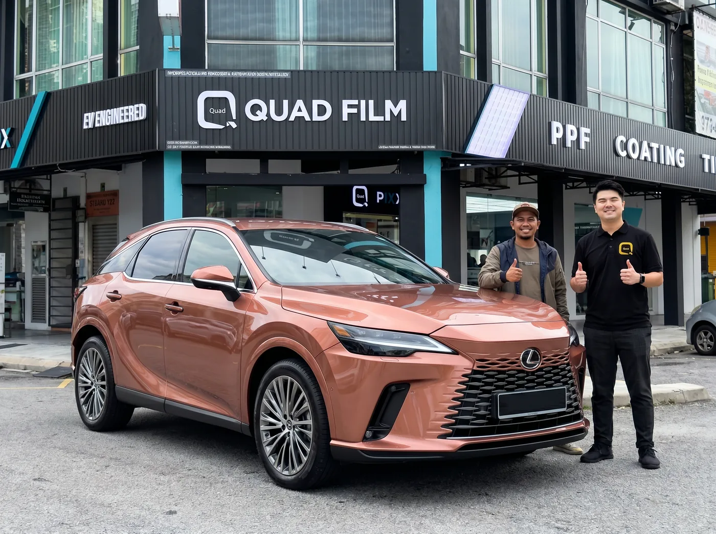 Quad Film 团队与 Lexus RX 车主在 PPF 安装后合照
