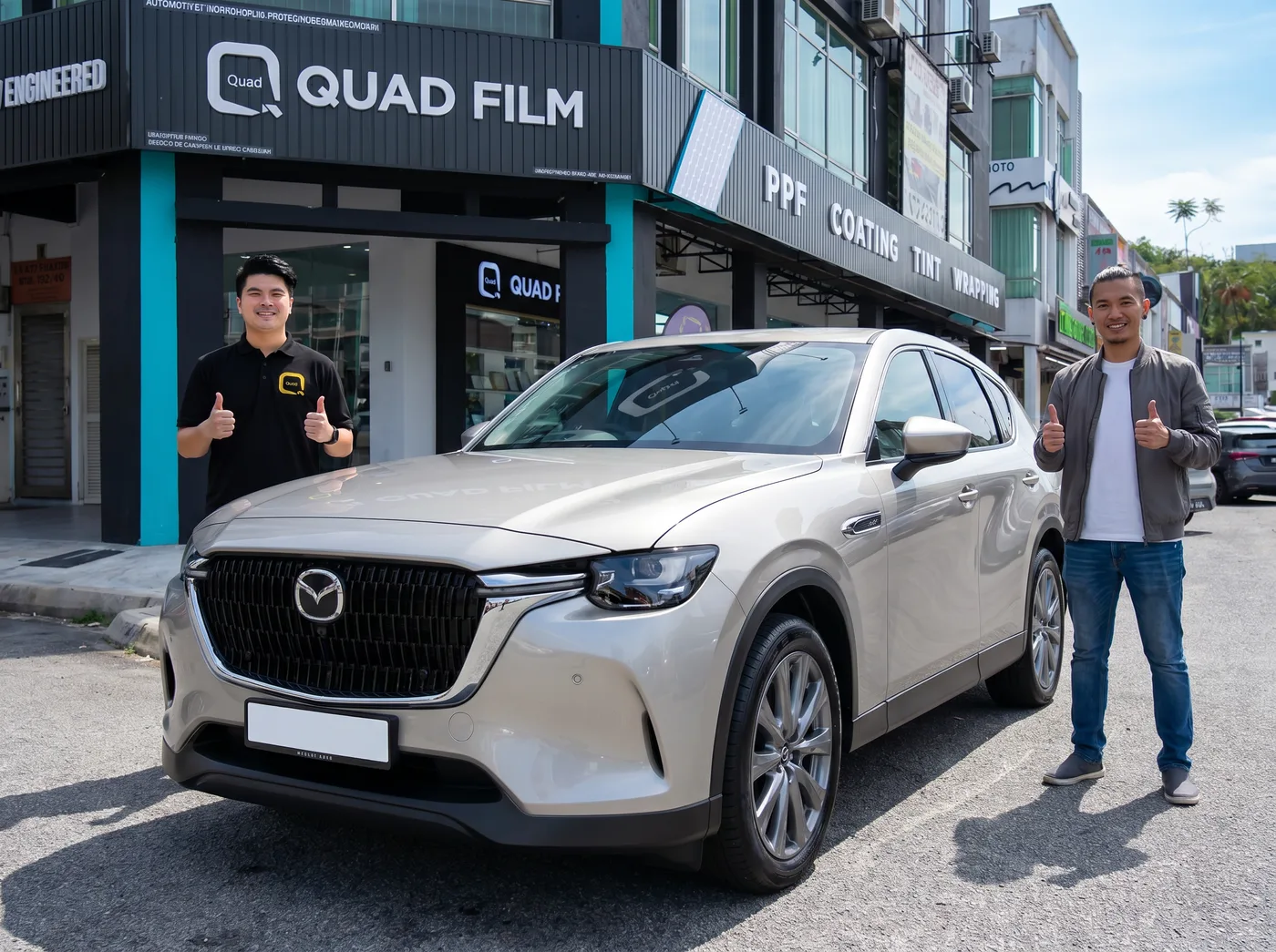 Pasukan Quad Film bersama pemilik Mazda CX-60 selepas pemasangan PPF