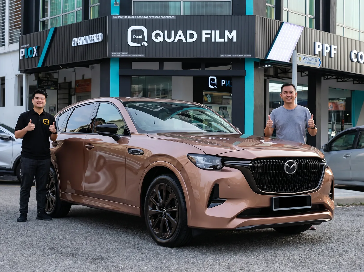 Pasukan Quad Film bersama pemilik Mazda CX-80 selepas pemasangan PPF