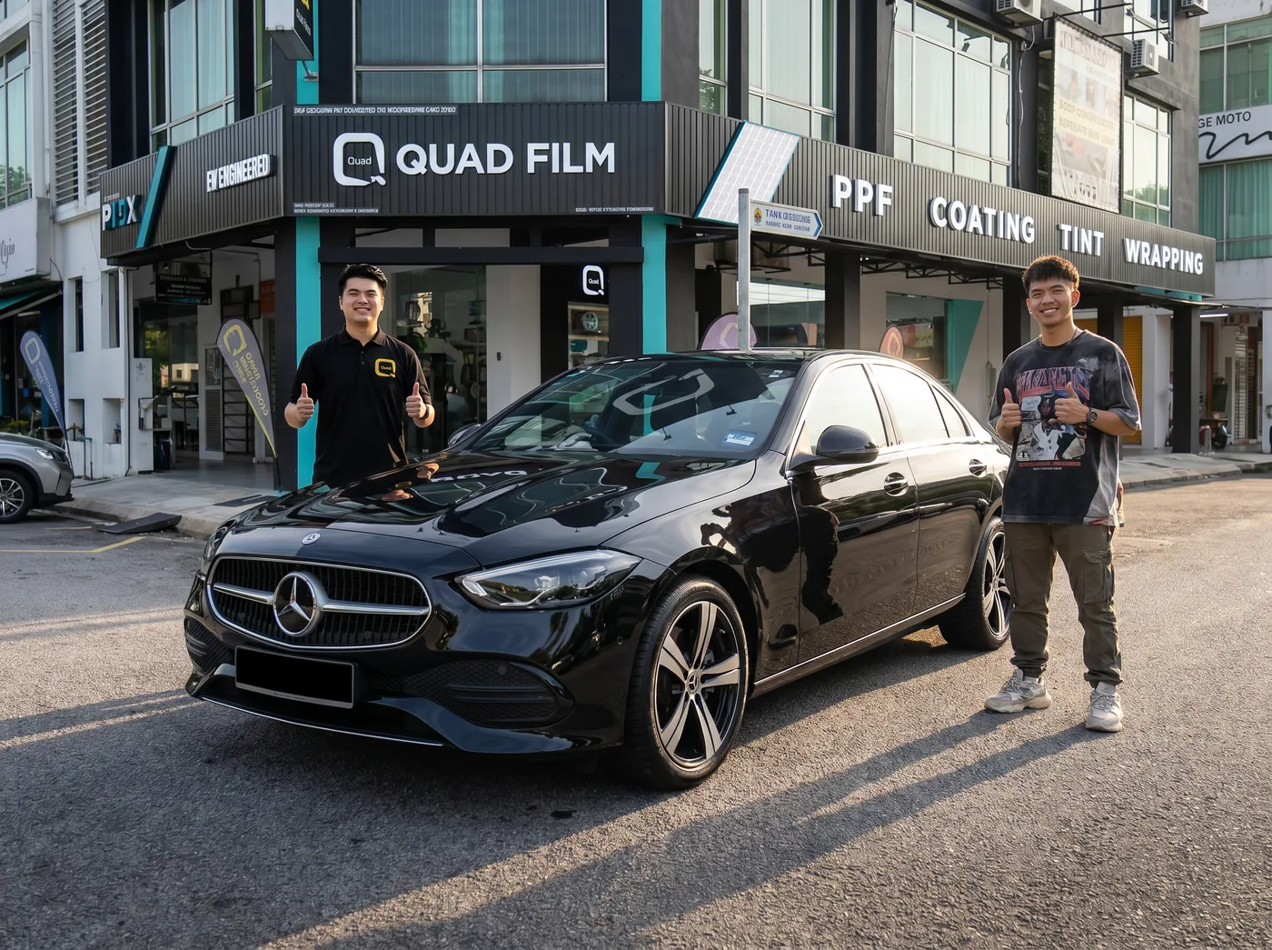 Pasukan Quad Film bersama pemilik Mercedes-Benz C-Class selepas pemasangan PPF