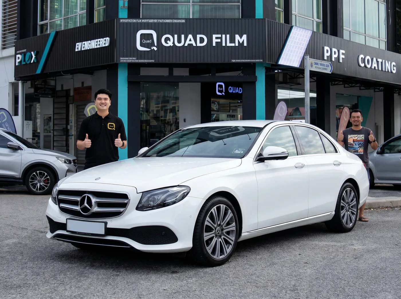 Pasukan Quad Film bersama pemilik Mercedes-Benz E-Class selepas pemasangan PPF