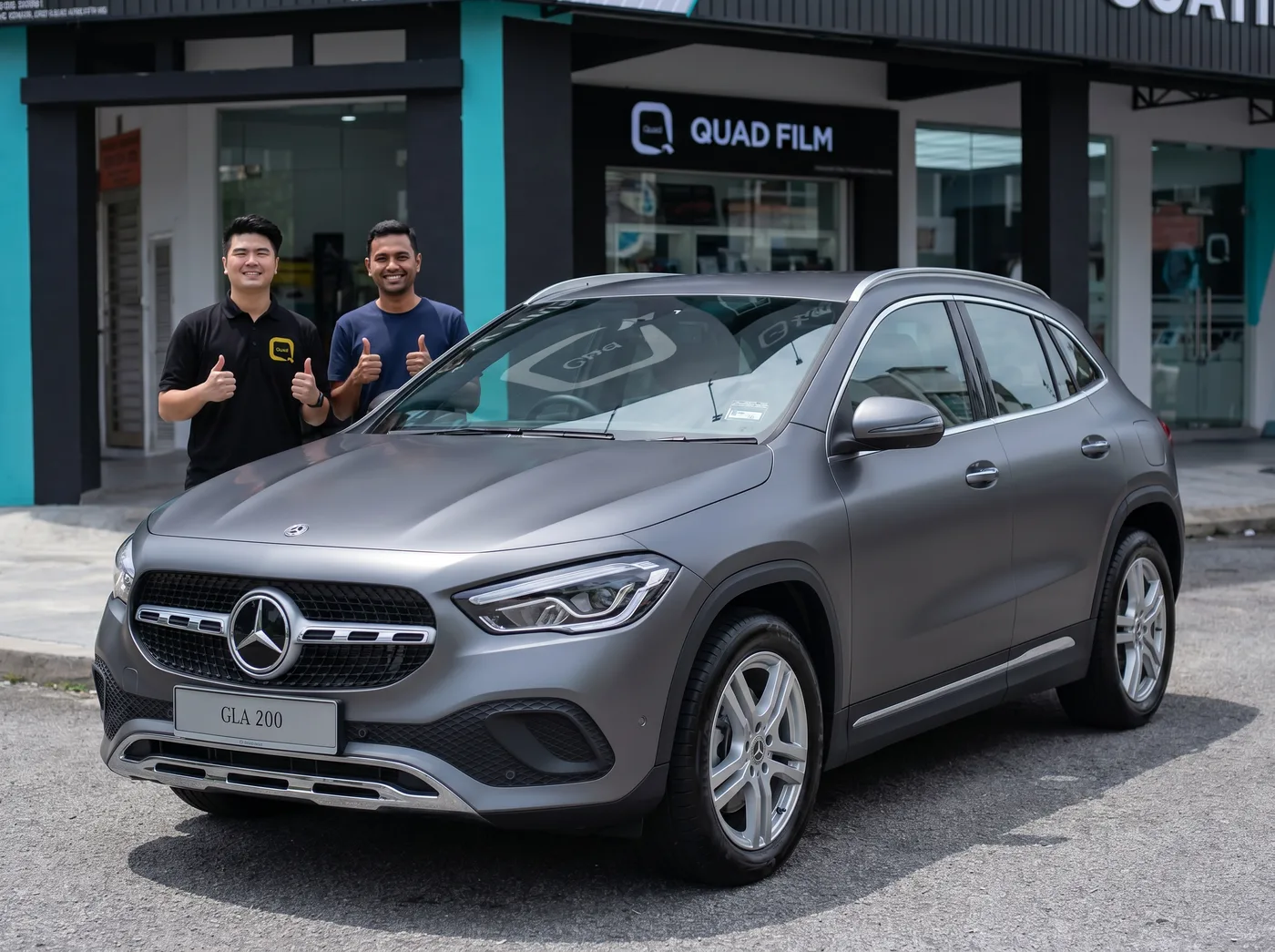 Pasukan Quad Film bersama pemilik Mercedes-Benz GLA selepas pemasangan PPF