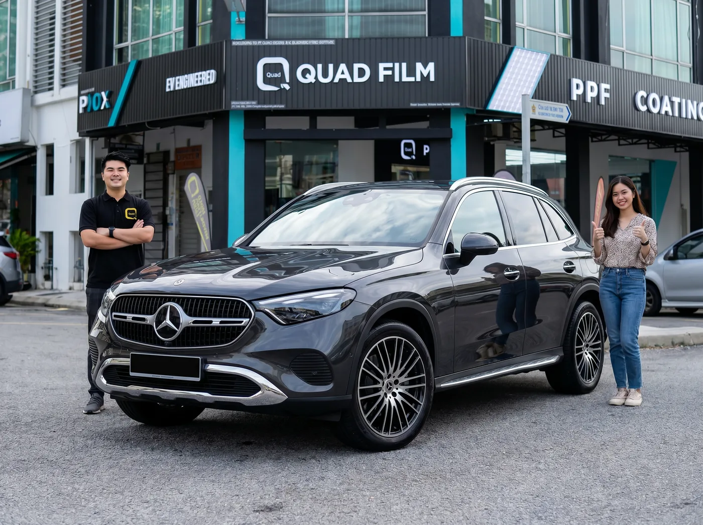 Pasukan Quad Film bersama pemilik Mercedes-Benz GLC selepas pemasangan PPF