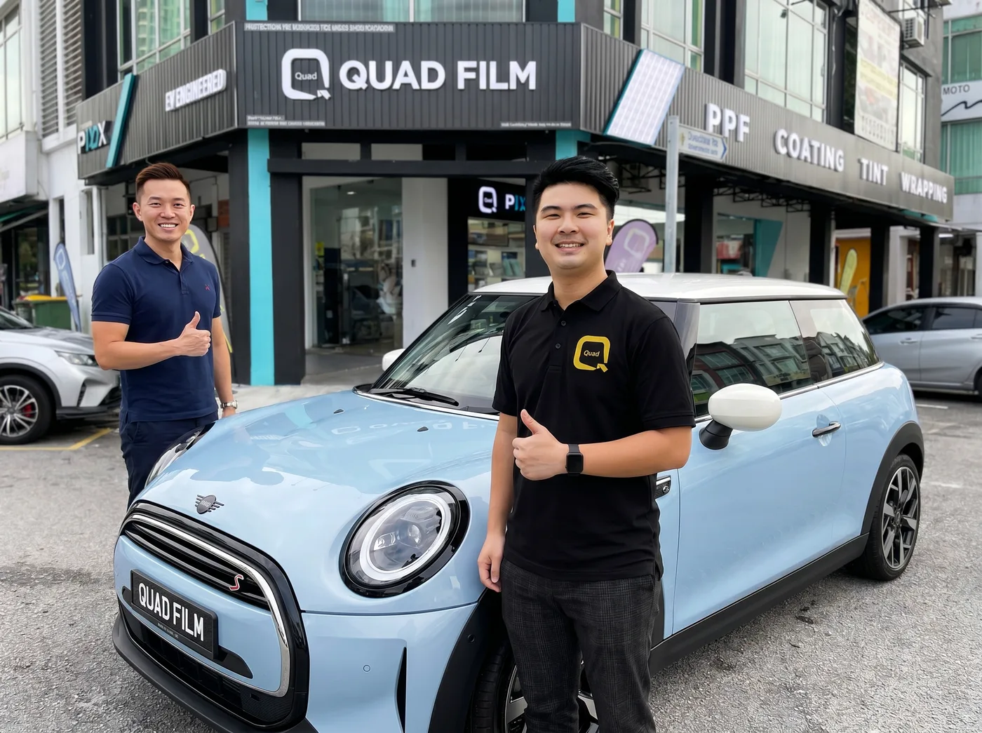 Quad Film 团队与 MINI Cooper 车主在安装 PPF 后合影