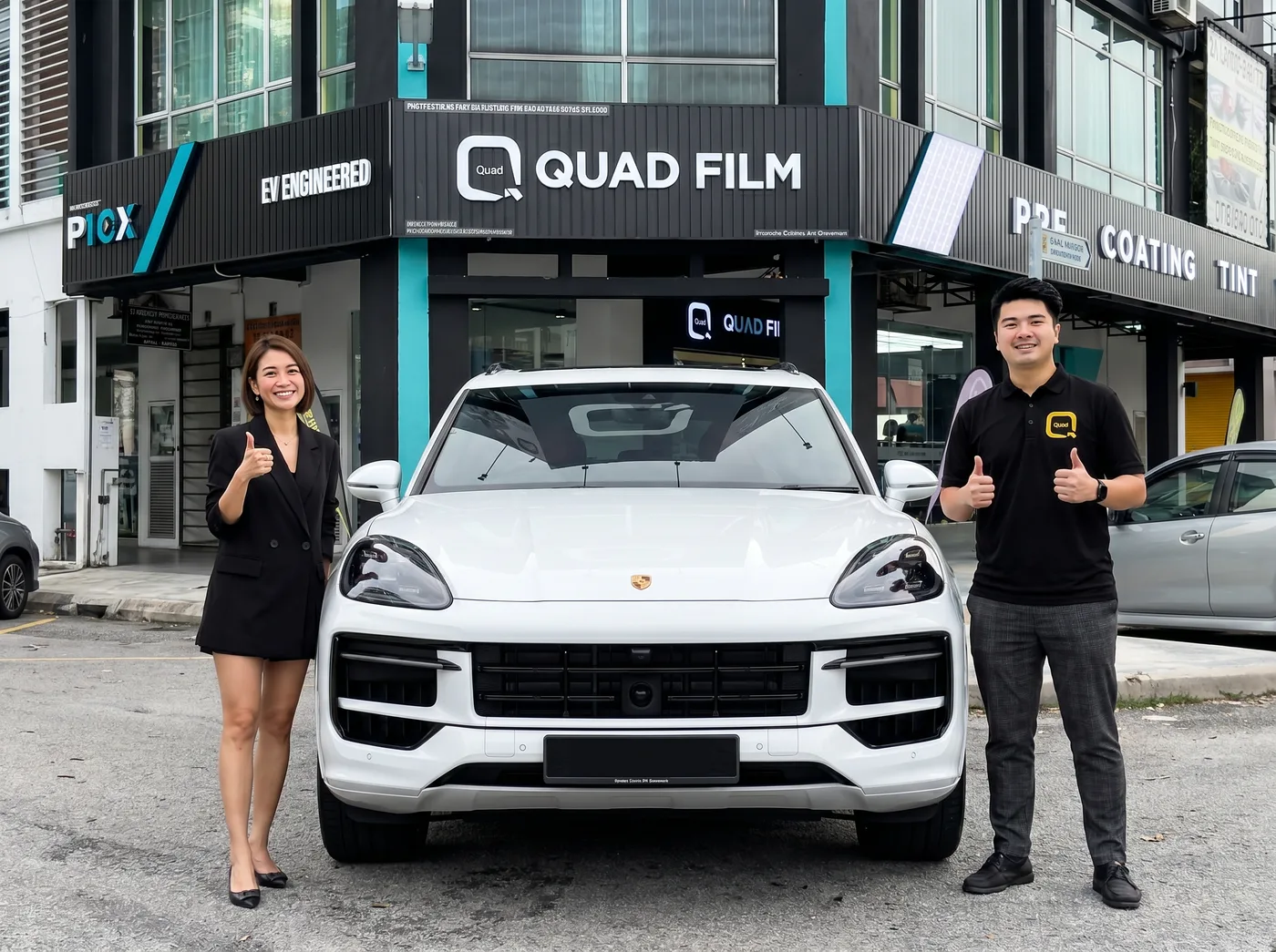 Quad Film 团队与 Porsche Cayenne 车主在安装 PPF 后合影
