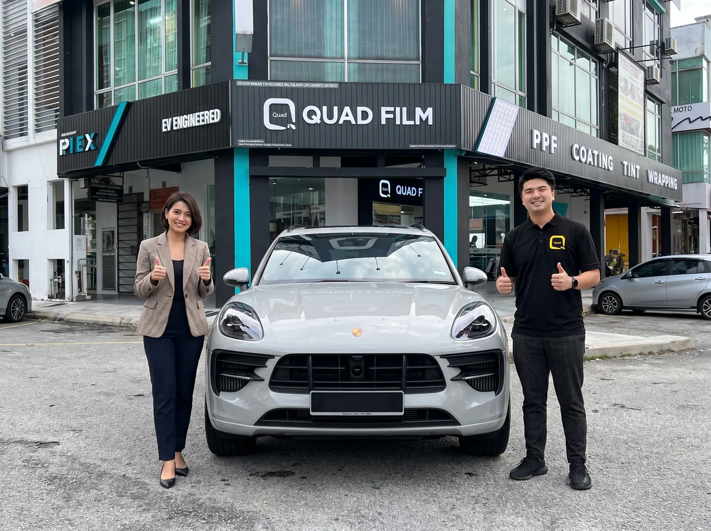 Pasukan Quad Film bersama pemilik Porsche Macan selepas pemasangan PPF