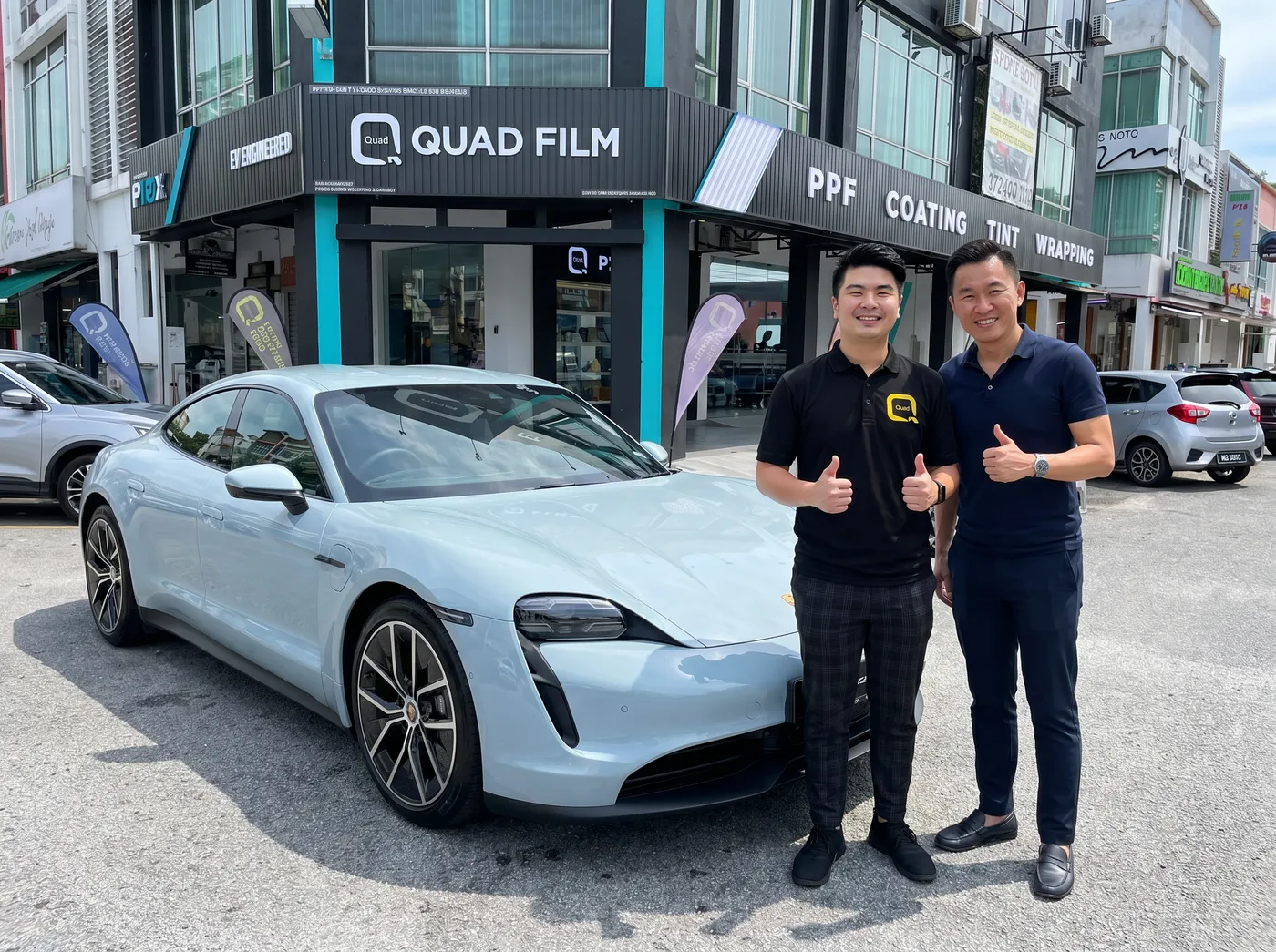 Pasukan Quad Film bersama pemilik Porsche Taycan selepas pemasangan PPF
