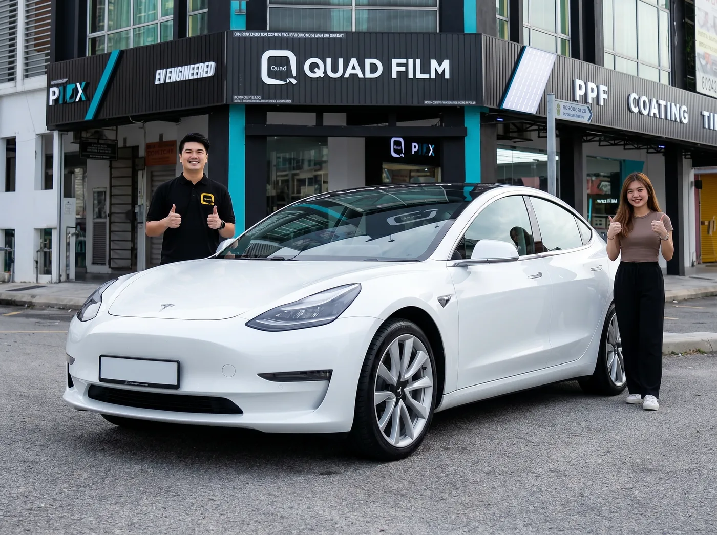 Pasukan Quad Film bersama pemilik Tesla Model 3 selepas pemasangan PPF