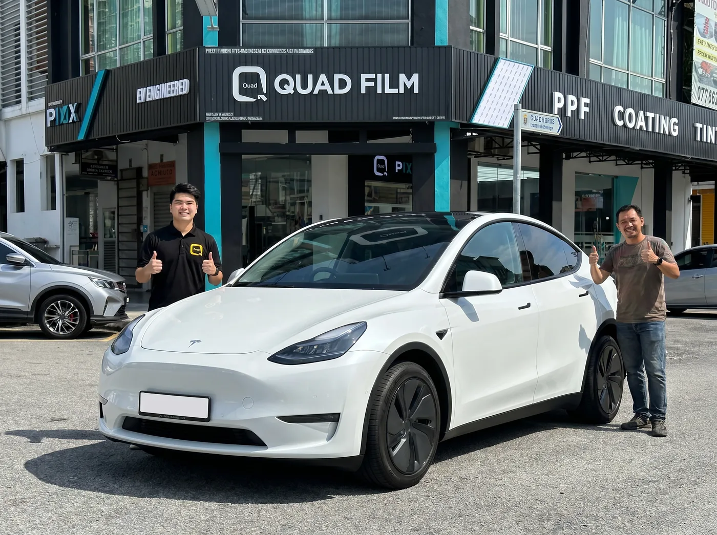 Pasukan Quad Film bersama pemilik Tesla Model Y selepas pemasangan PPF