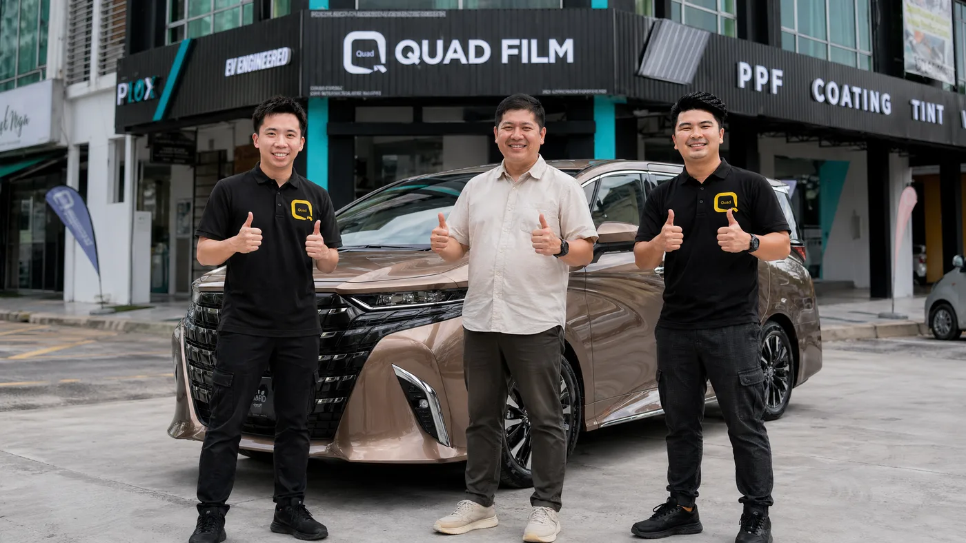 Pasukan Quad Film bersama pemilik Toyota Alphard selepas pemasangan PPF