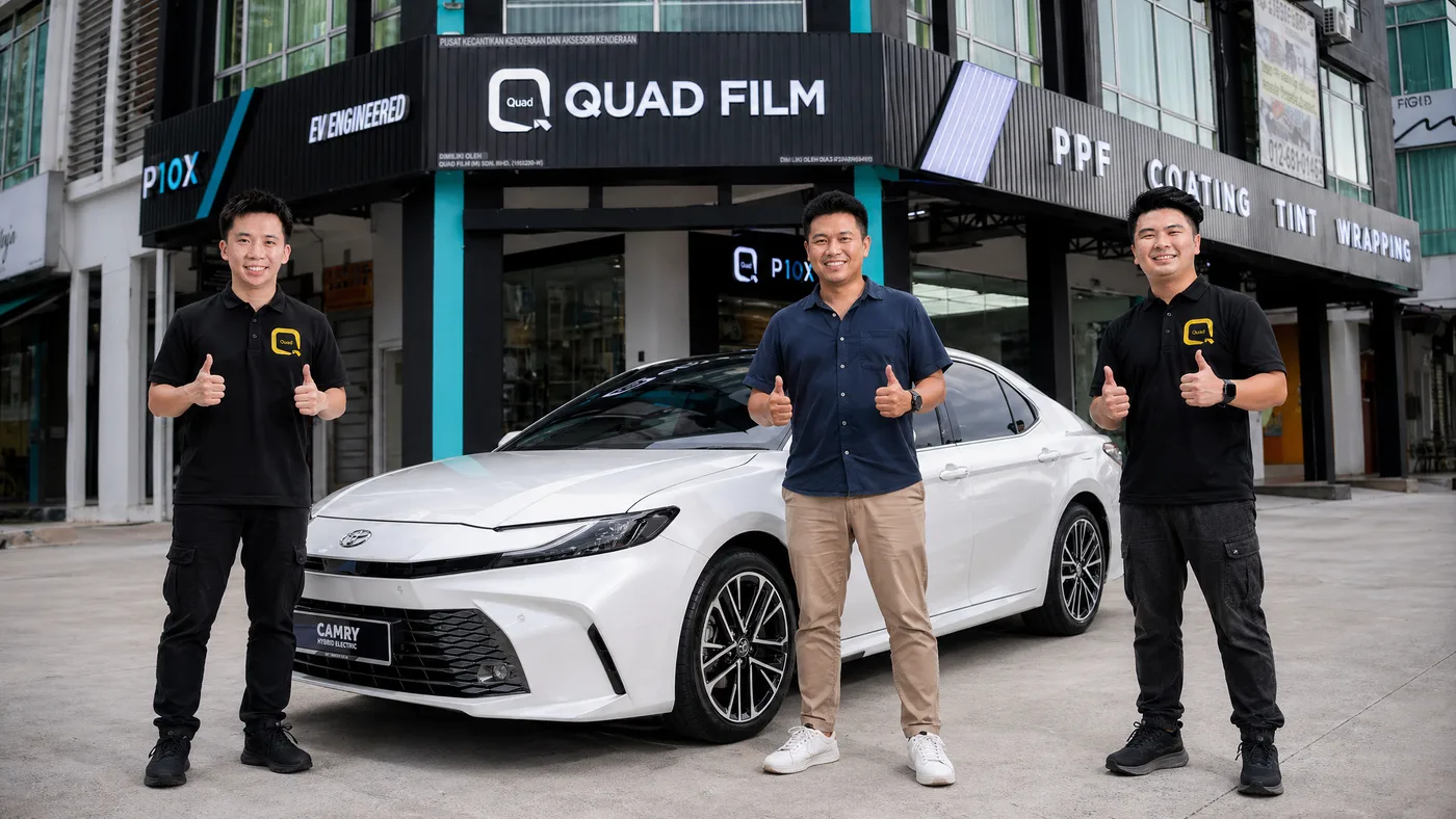 Pasukan Quad Film bersama pemilik Toyota Camry selepas pemasangan PPF