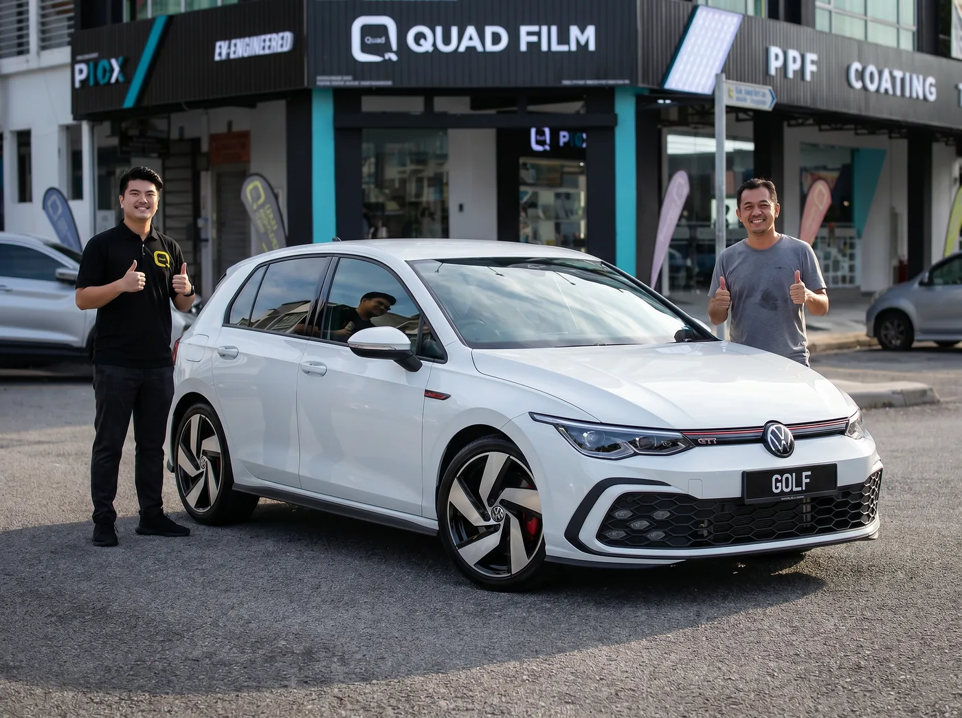 Pasukan Quad Film bersama pemilik Volkswagen Golf selepas pemasangan PPF