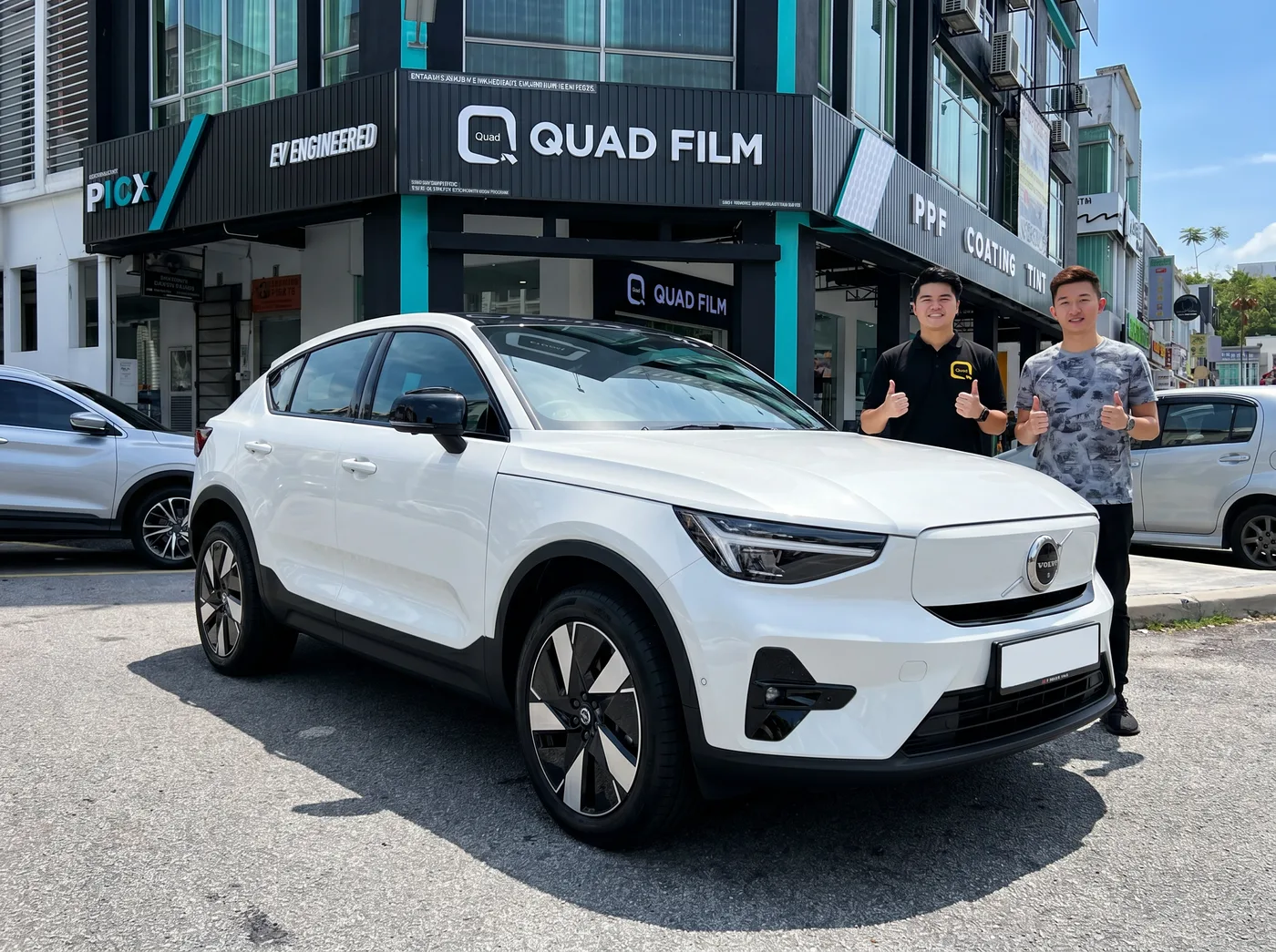 Pasukan Quad Film bersama pemilik Volvo C40 Recharge selepas pemasangan PPF
