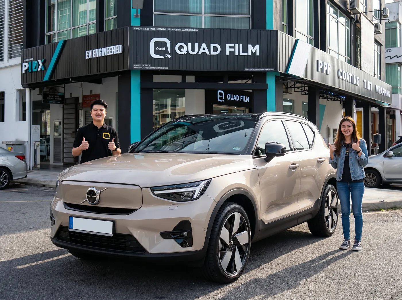 Pasukan Quad Film bersama pemilik Volvo EC40 selepas pemasangan PPF