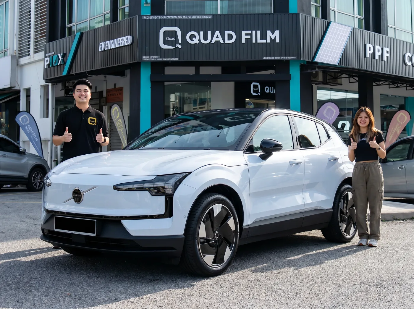 Pasukan Quad Film bersama pemilik Volvo EX30 selepas pemasangan PPF