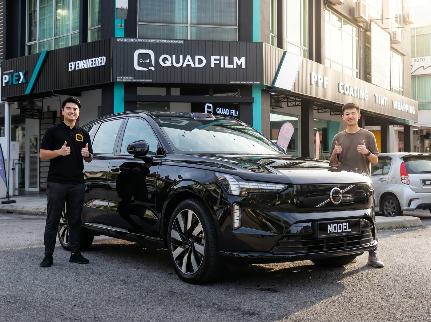 Pasukan Quad Film bersama pemilik Volvo EX90 selepas pemasangan PPF