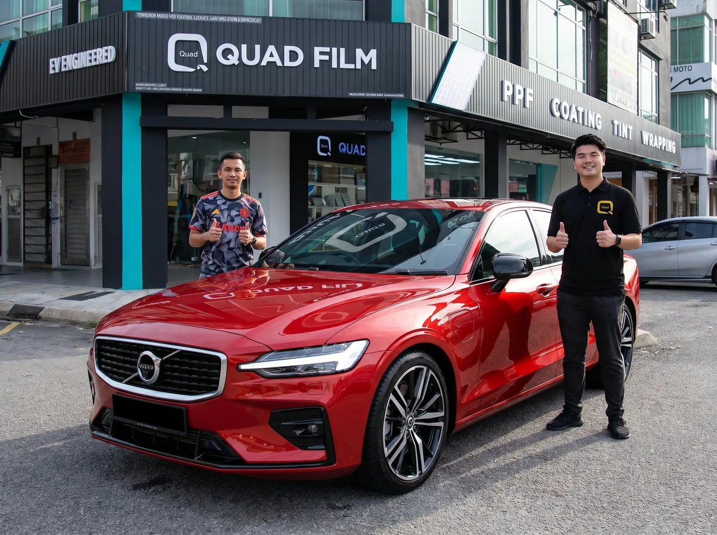 Pasukan Quad Film bersama pemilik Volvo S60 selepas pemasangan PPF