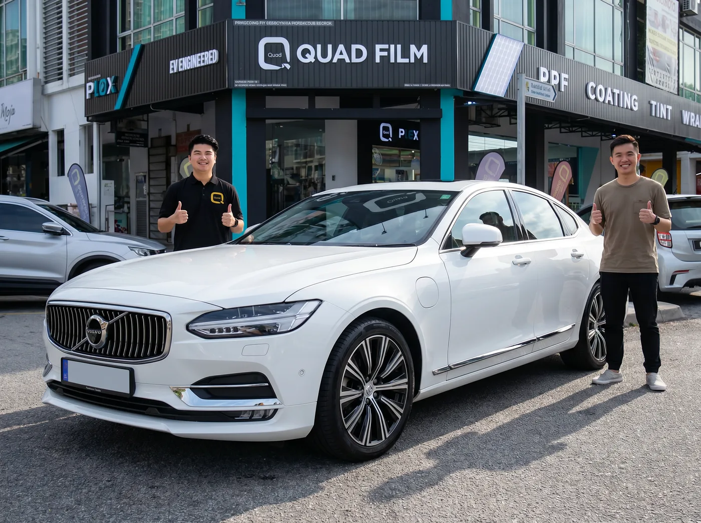 Quad Film 团队与 Volvo S90 车主在 PPF 安装后合照
