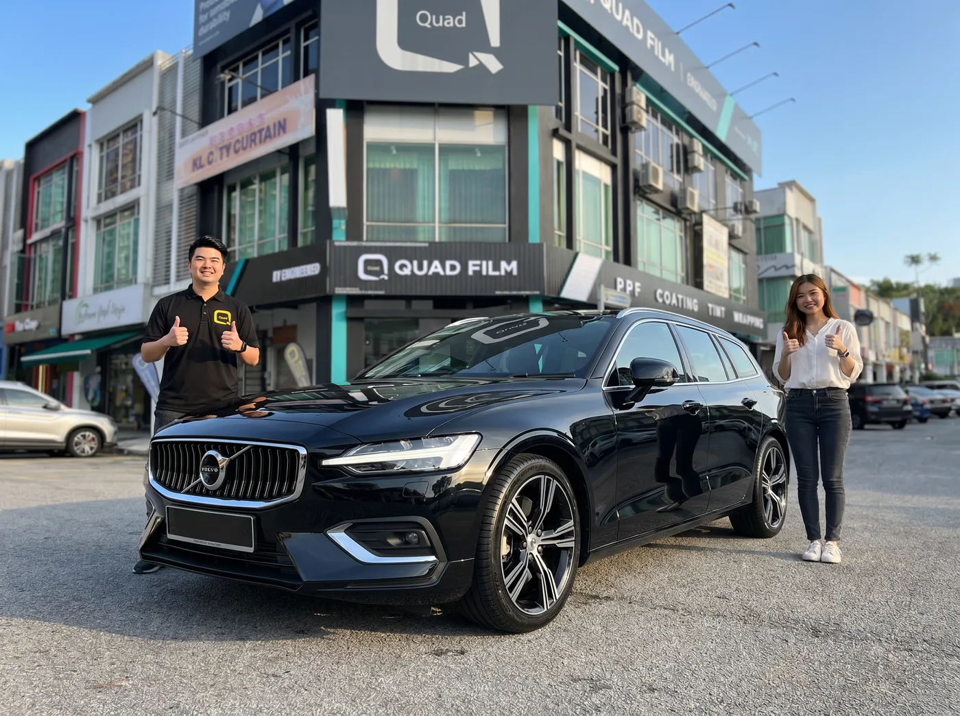 Pasukan Quad Film bersama pemilik Volvo V60 selepas pemasangan PPF