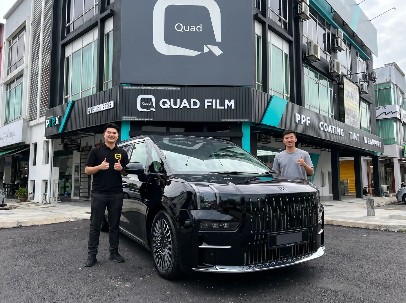 Pasukan Quad Film bersama pemilik Zeekr 009 selepas pemasangan PPF