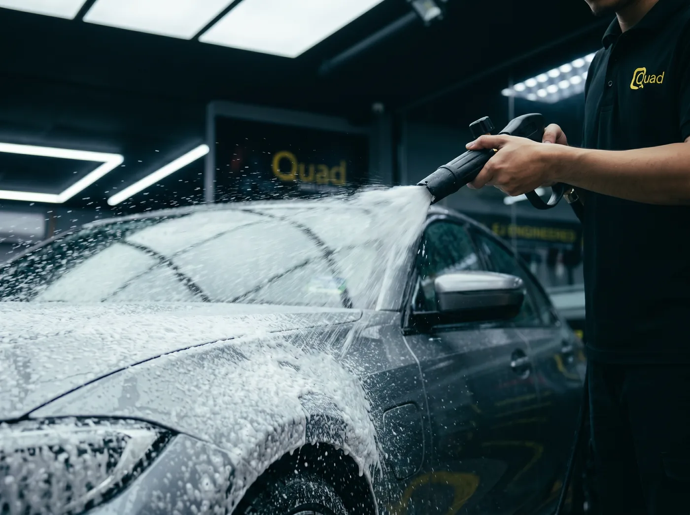 Cucian mendalam dan penyediaan permukaan semasa pemasangan PPF Quad Film pada BMW 3 Series