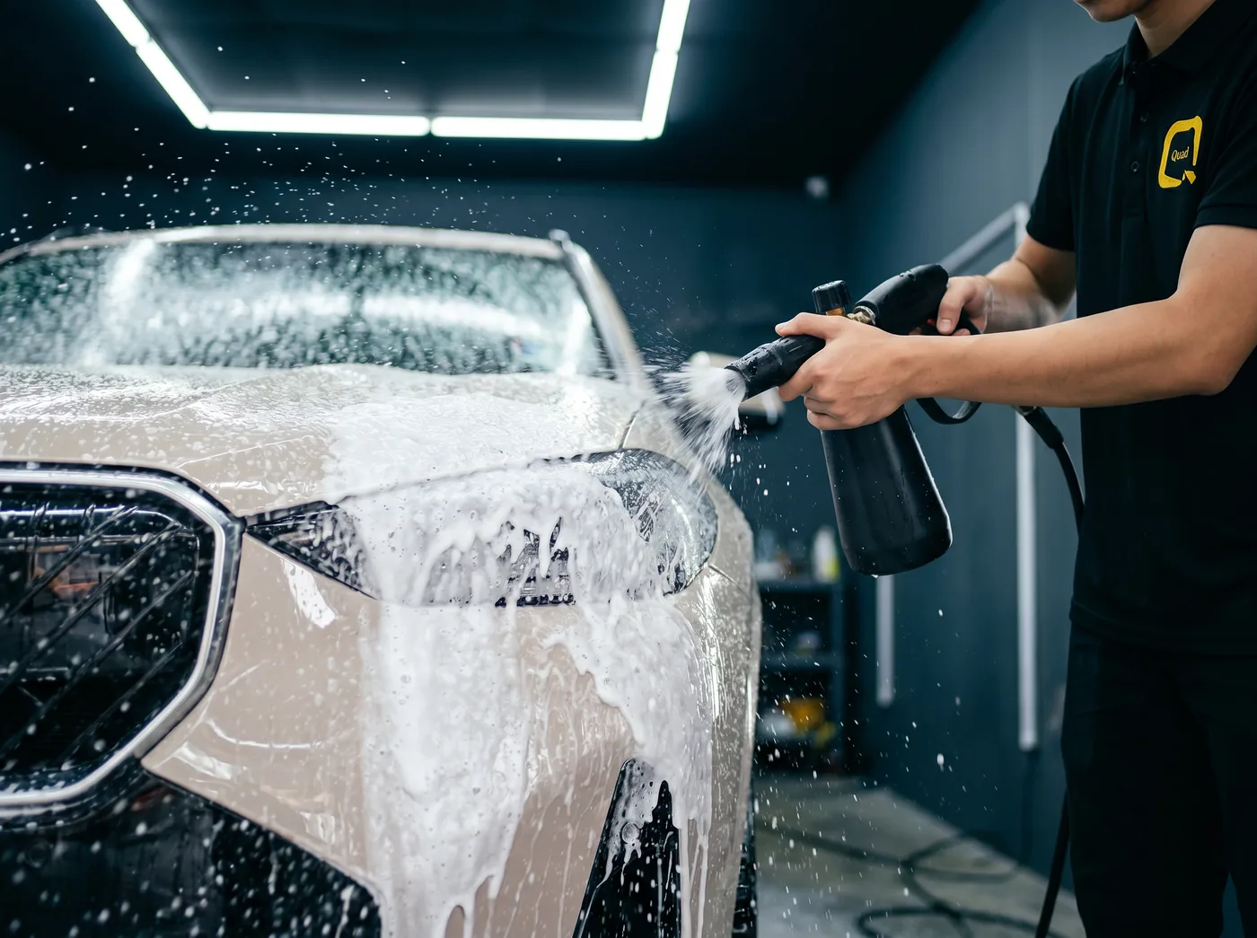 Cucian mendalam dan penyediaan permukaan semasa pemasangan PPF Quad Film pada BMW X3
