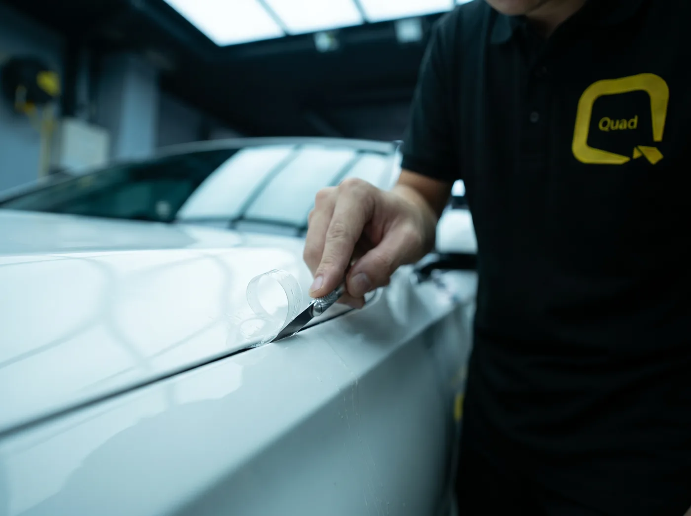 Potongan tangan mengikut bentuk tepat E-Class — pemasangan PPF Quad Film pada Mercedes-Benz E-Class