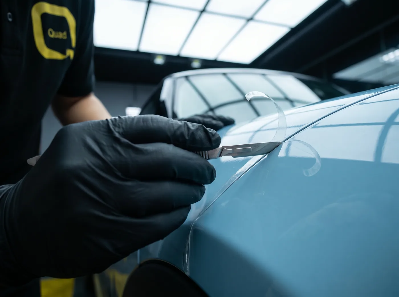 按车型轮廓手工裁切：为 MINI Cooper 安装 Quad Film PPF