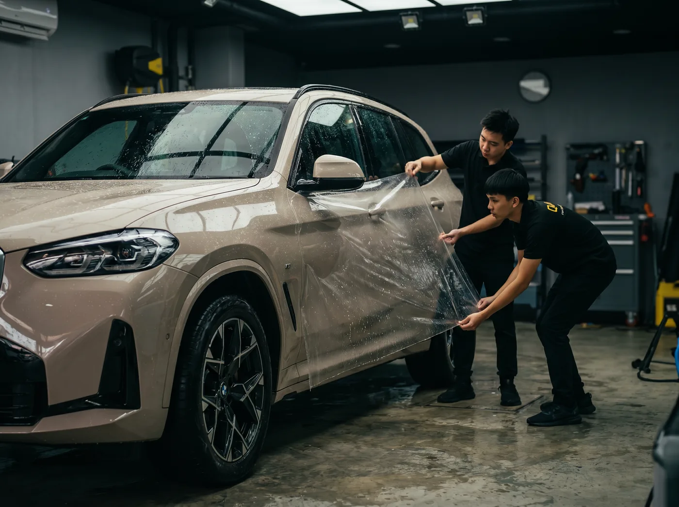 Penjajaran tepat — pemasangan PPF Quad Film pada BMW X3