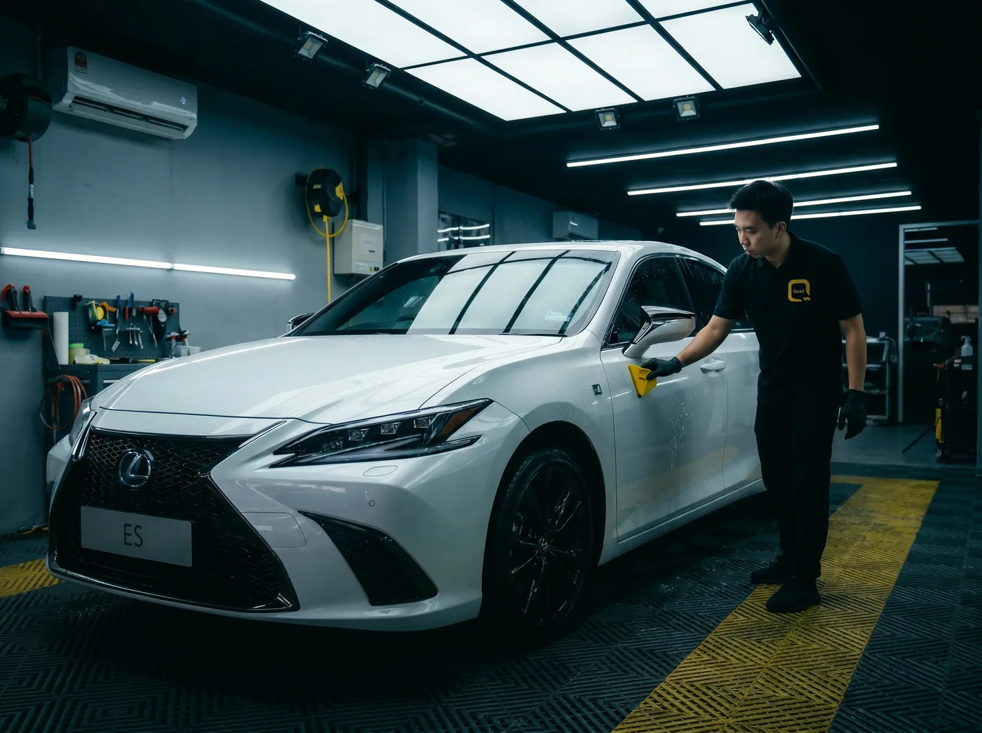 排出空气及水分：Lexus ES 的 Quad Film PPF 安装过程