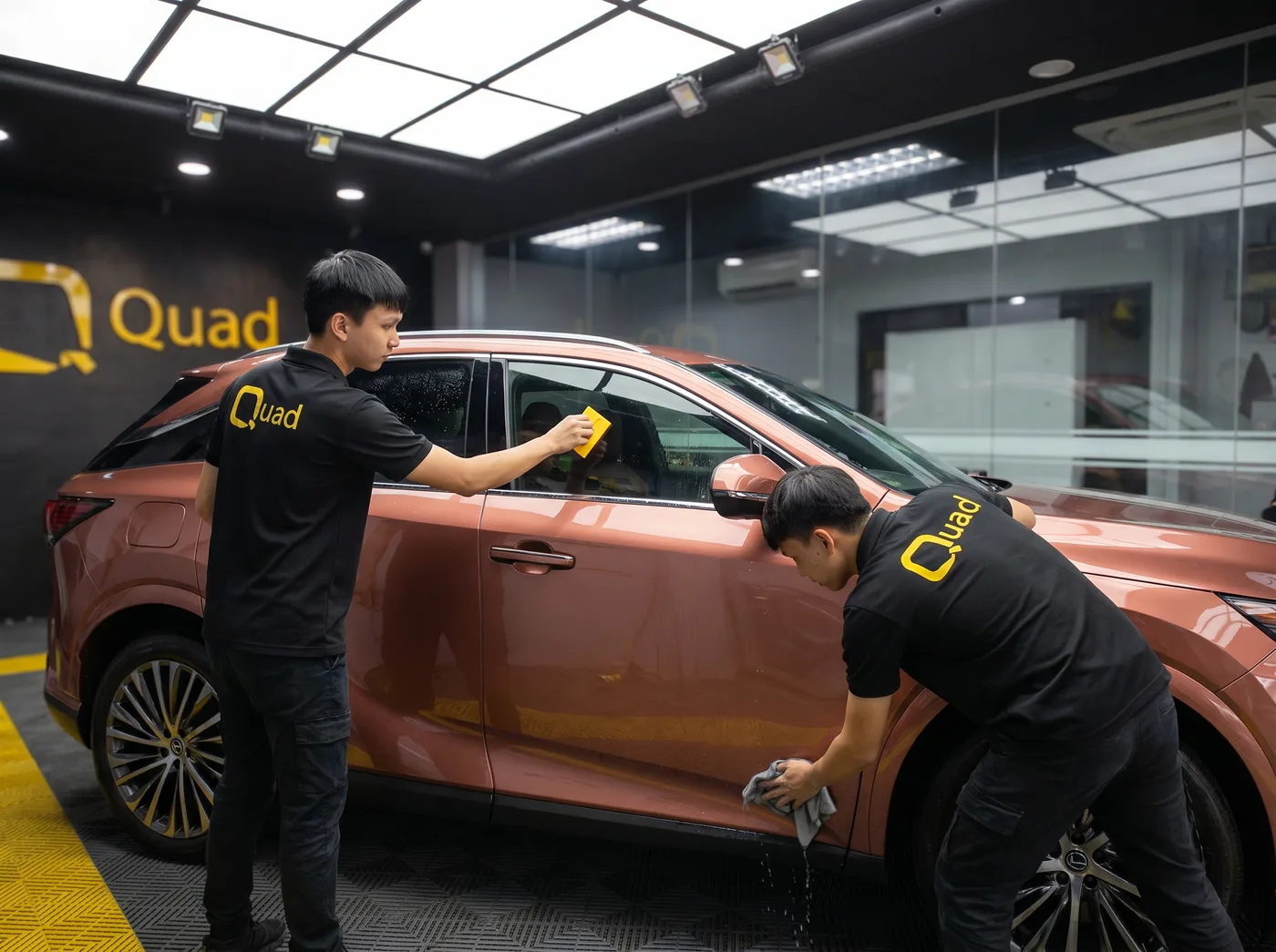 排出空气及水分：Lexus RX 的 Quad Film PPF 安装过程