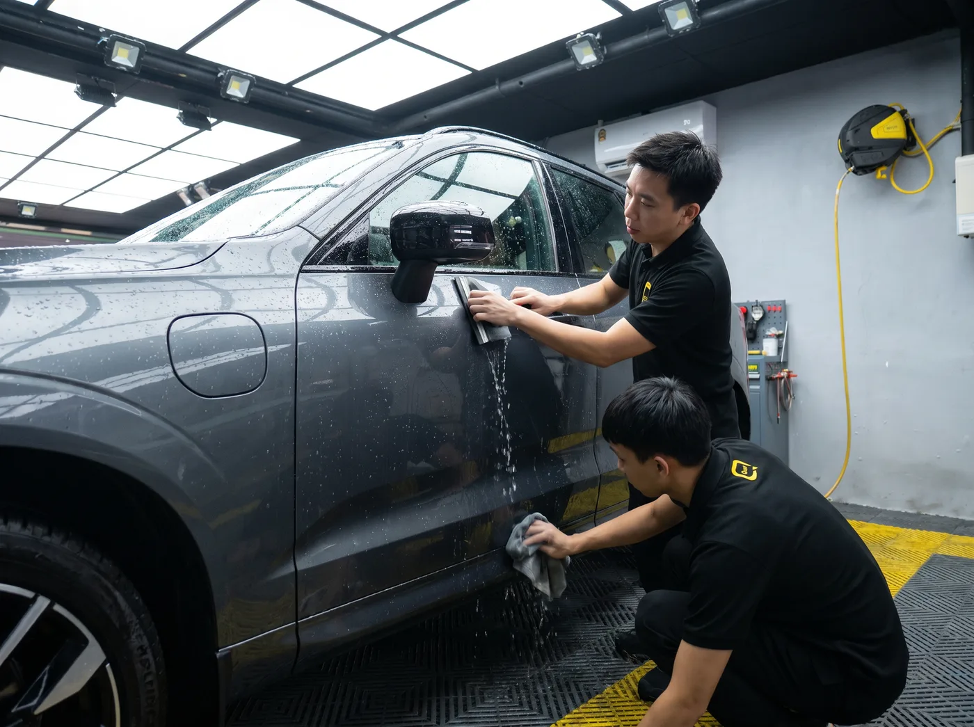 排出空气及水分：Volvo XC60 的 Quad Film PPF 安装过程