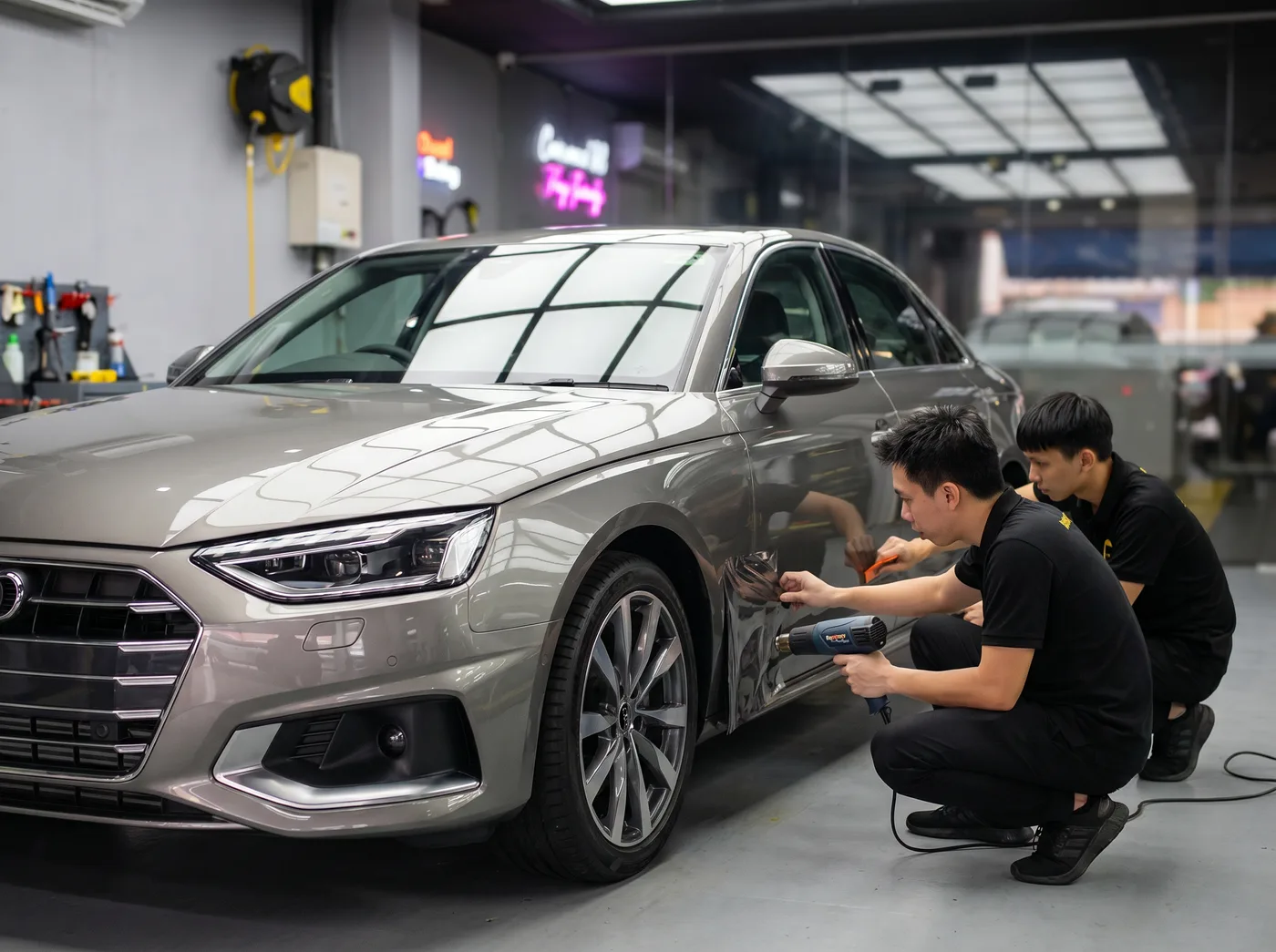 Audi A4 安装 Quad Film 漆面保护膜：加热收边