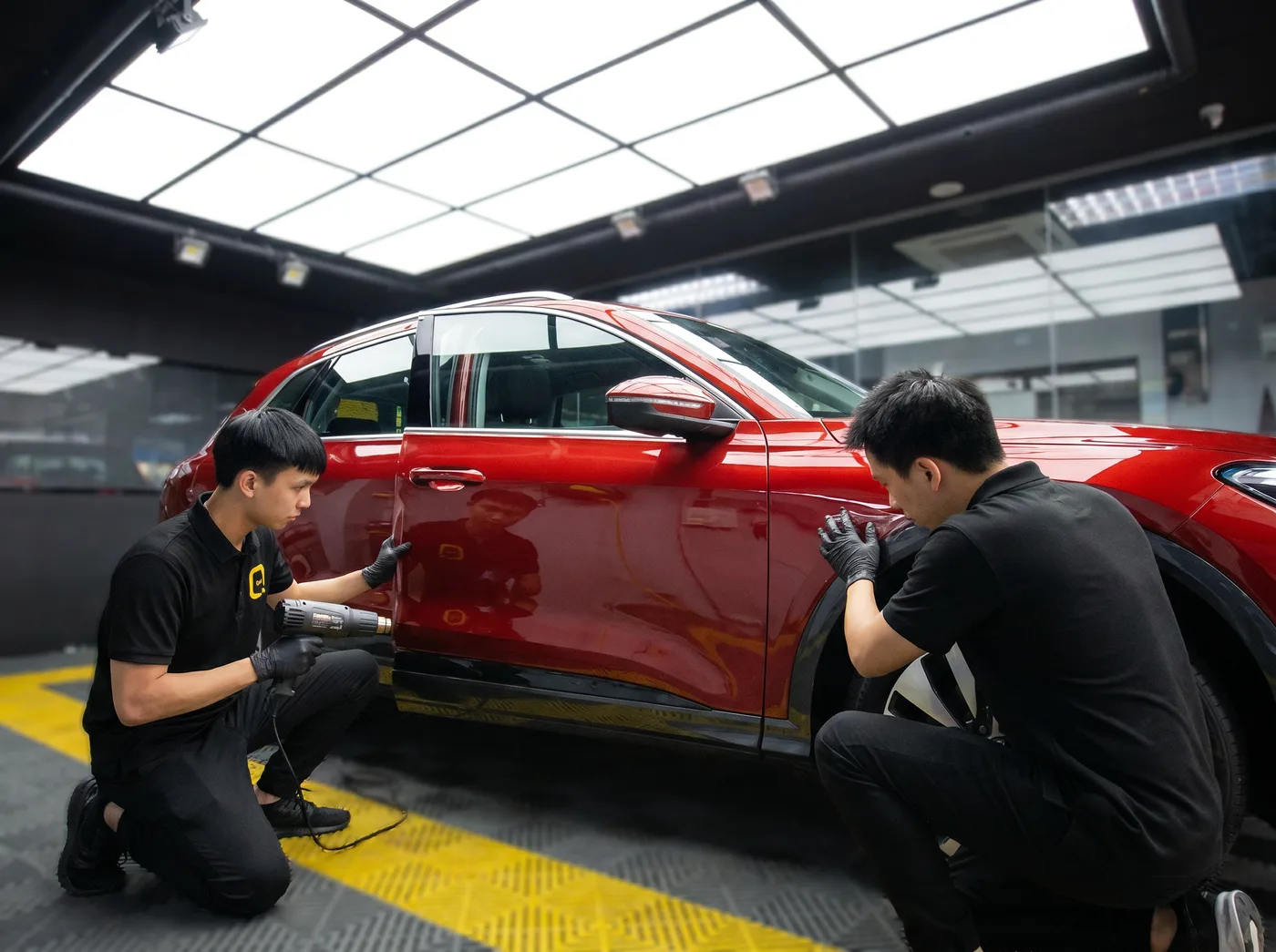 Pengedapan tepi dengan haba semasa pemasangan PPF Quad Film pada Audi Q5