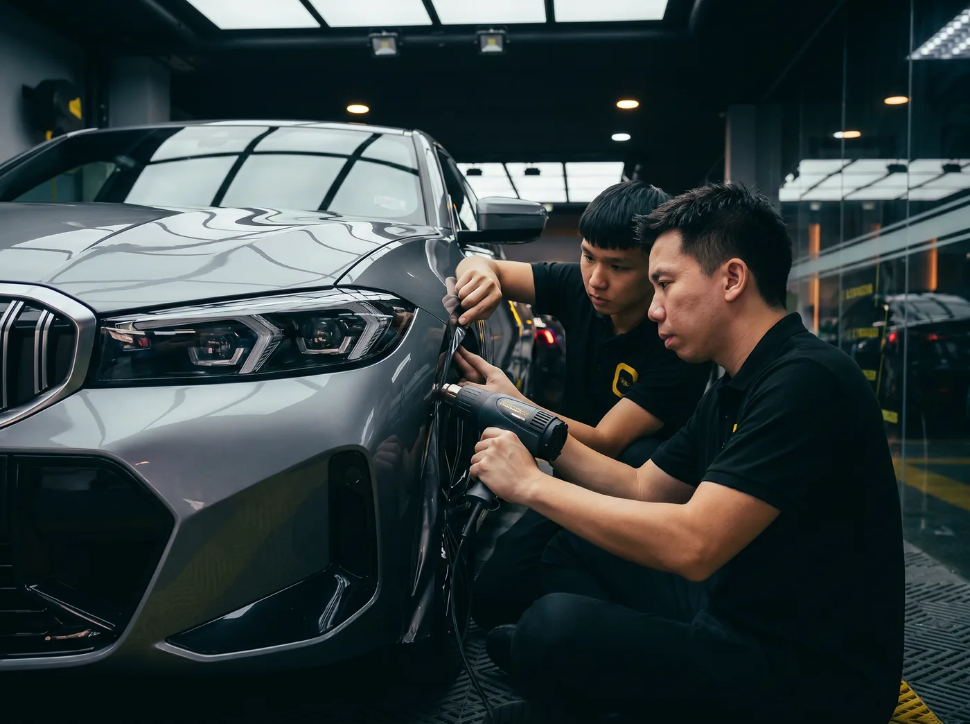 Pengedapan tepi dengan haba semasa pemasangan PPF Quad Film pada BMW 3 Series