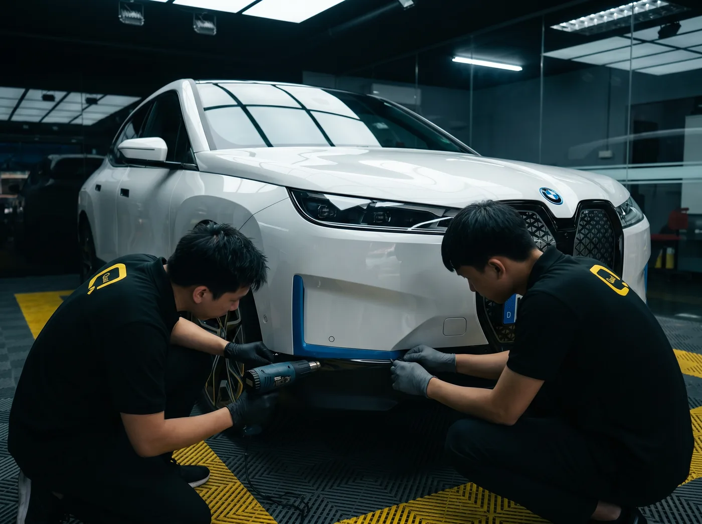 Pengedapan tepi dengan haba semasa pemasangan PPF Quad Film pada BMW iX