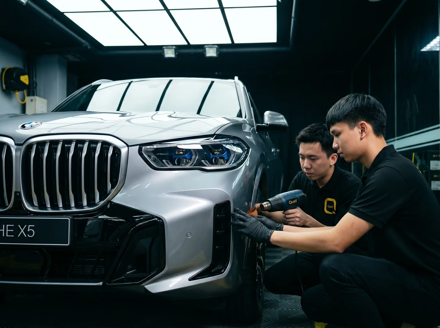 Pengedapan tepi dengan haba semasa pemasangan PPF Quad Film pada BMW X5