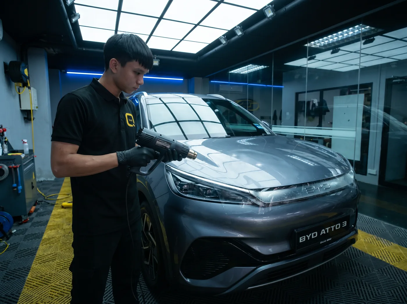 Pengedapan tepi dengan haba semasa pemasangan PPF Quad Film pada BYD Atto 3
