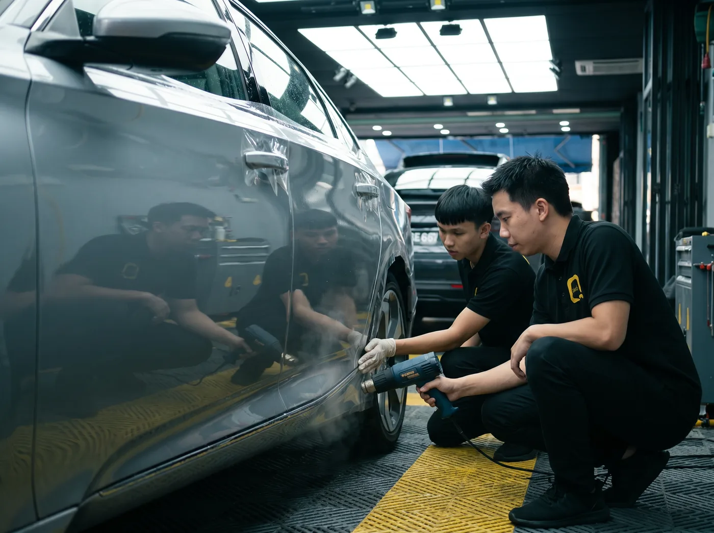 Pengedapan tepi dengan haba semasa pemasangan PPF Quad Film pada Honda Accord
