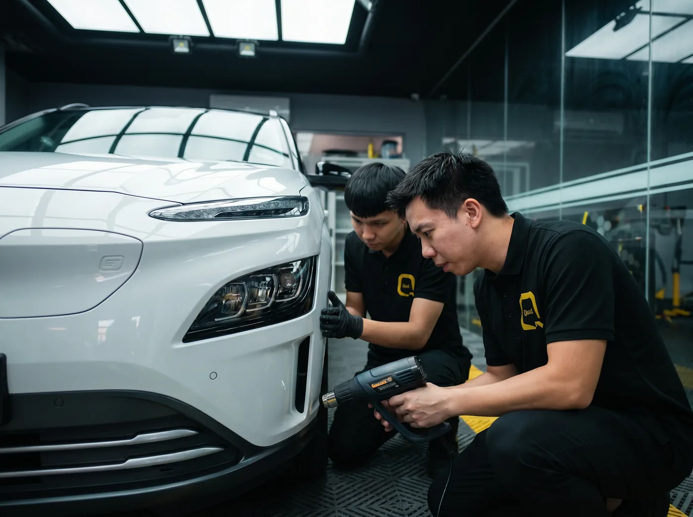 Tepi dimeterai dengan haba — pemasangan PPF Quad Film pada Hyundai Kona Electric