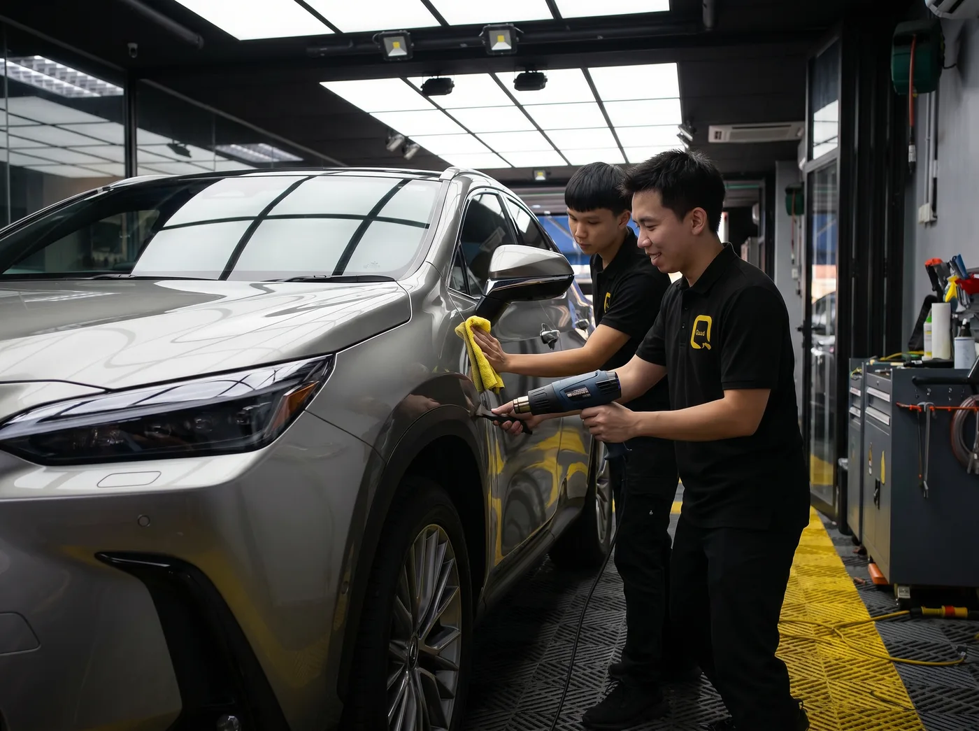 加热收边：Lexus NX 的 Quad Film PPF 安装过程