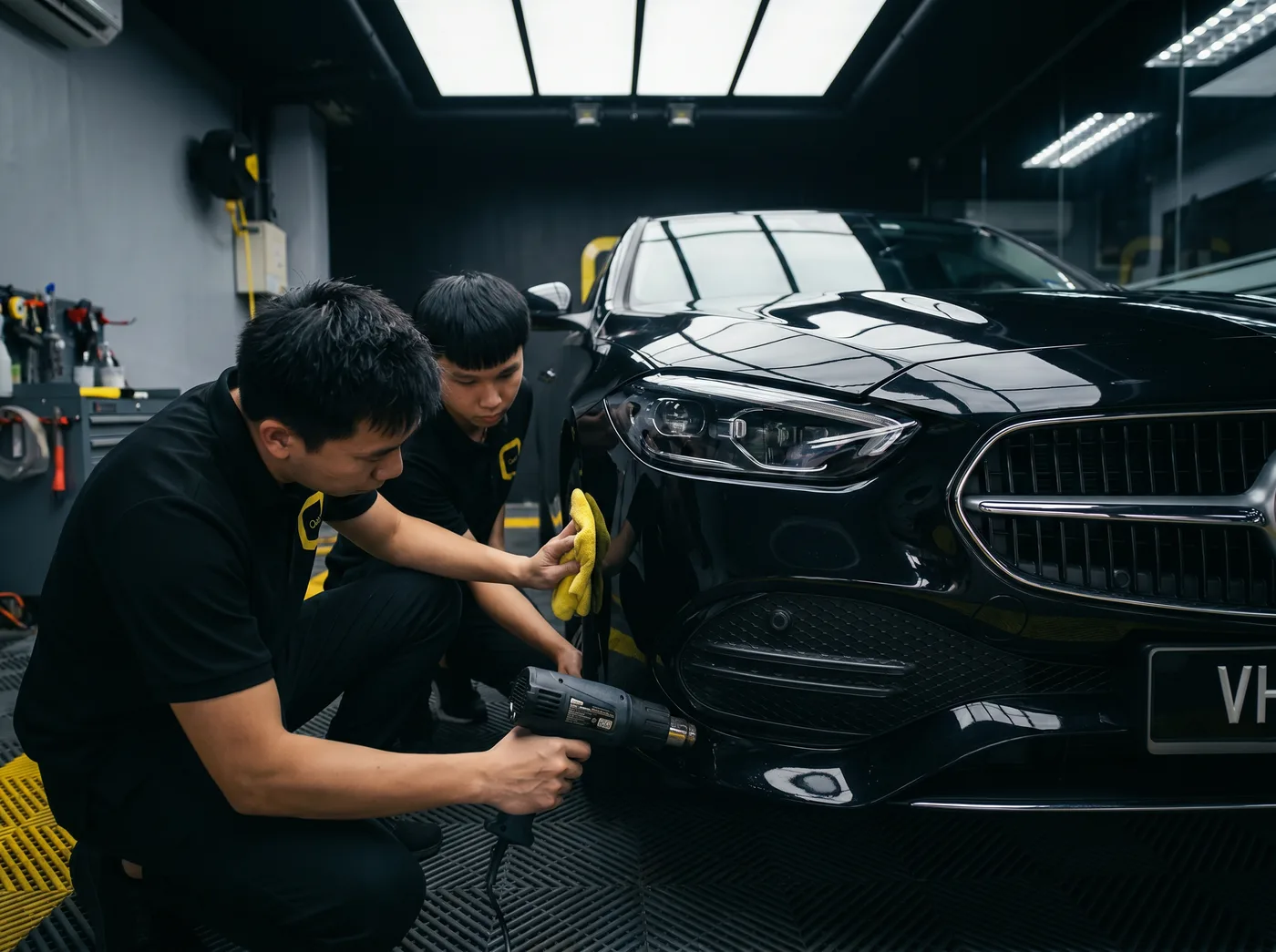 Tepi dimeterai dengan haba — pemasangan PPF Quad Film pada Mercedes-Benz C-Class
